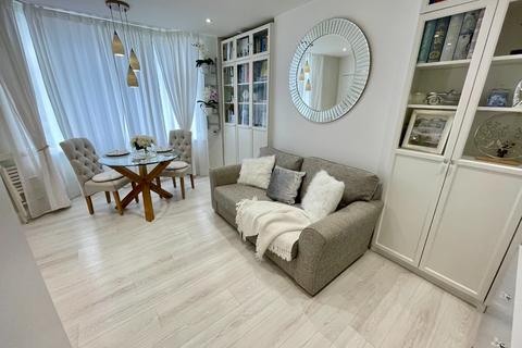 1 bedroom ground floor maisonette for sale, Hazelbury Court, Hazelbury Crescent, Luton, Bedfordshire, LU1 1DG