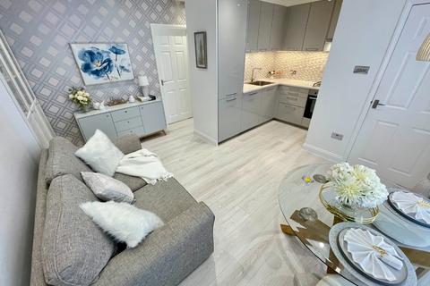 1 bedroom ground floor maisonette for sale, Hazelbury Court, Hazelbury Crescent, Luton, Bedfordshire, LU1 1DG