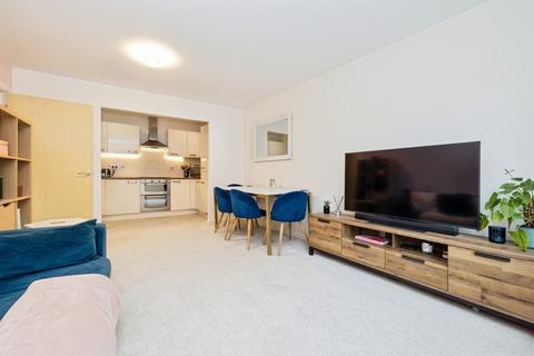 2 bedroom flat for sale, Haywood Crescent, Watford