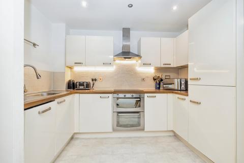 2 bedroom flat for sale, Haywood Crescent, Watford