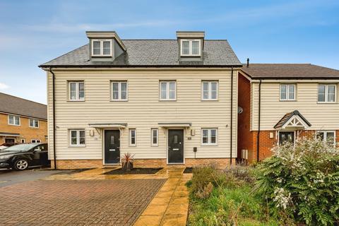3 bedroom semi-detached house for sale, Pippin Road, AYLESBURY