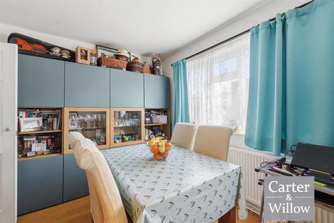2 bedroom apartment for sale, Foxlands Court,, 545 Rainham Road South, Essex