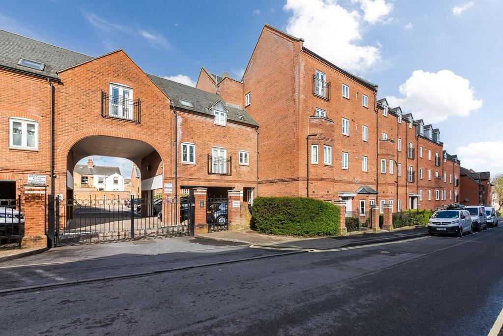 Cherwell Court, Banbury 2 bed apartment for sale - £190,000