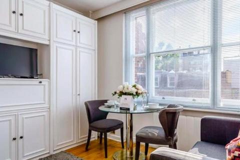 Studio to rent, Hill Street, London W1J