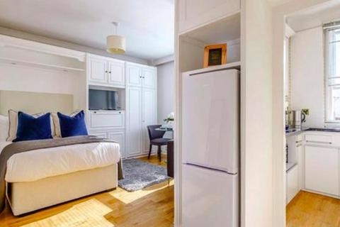 Studio to rent, Hill Street, London W1J