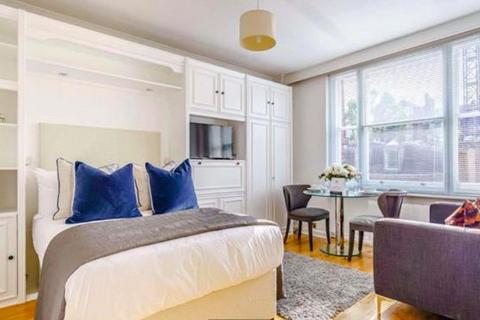 Studio to rent, Hill Street, London W1J
