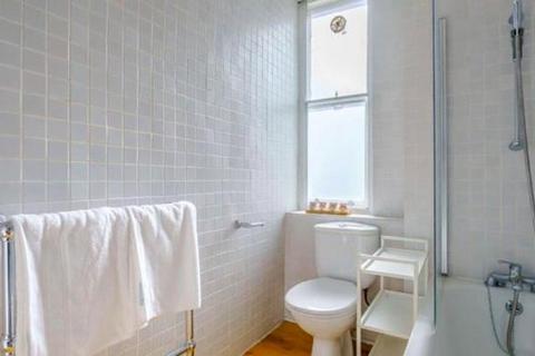 Studio to rent, Hill Street, London W1J