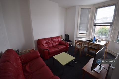 5 bedroom maisonette to rent, Holdenhurst Road, Bournemouth, BH8
