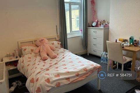 5 bedroom maisonette to rent, Holdenhurst Road, Bournemouth, BH8