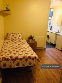 Studio to rent, Green Lanes, London, N8