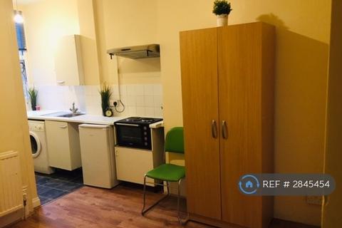 Studio to rent, Green Lanes, London, N8