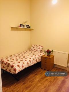 Studio to rent, Green Lanes, London, N8