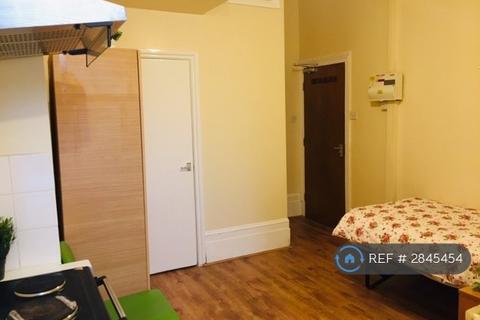 Studio to rent, Green Lanes, London, N8