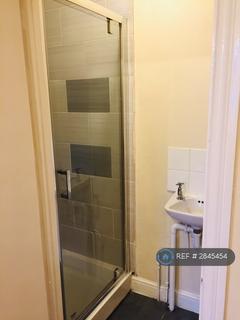 Studio to rent, Green Lanes, London, N8