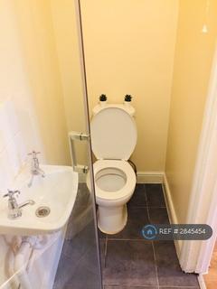 Studio to rent, Green Lanes, London, N8