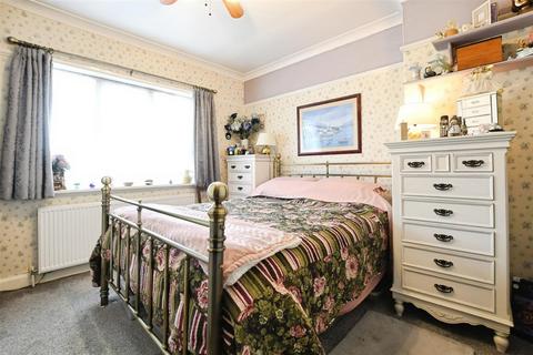 3 bedroom semi-detached house for sale, Laburnum Avenue, Garden Village, Hull