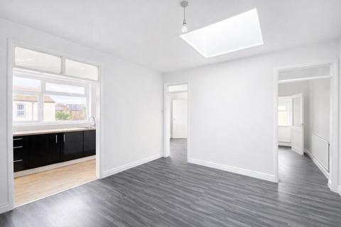 2 bedroom flat to rent, Hawks Road, Kingston Upon Thames