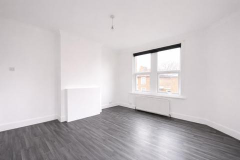 2 bedroom flat to rent, Hawks Road, Kingston Upon Thames