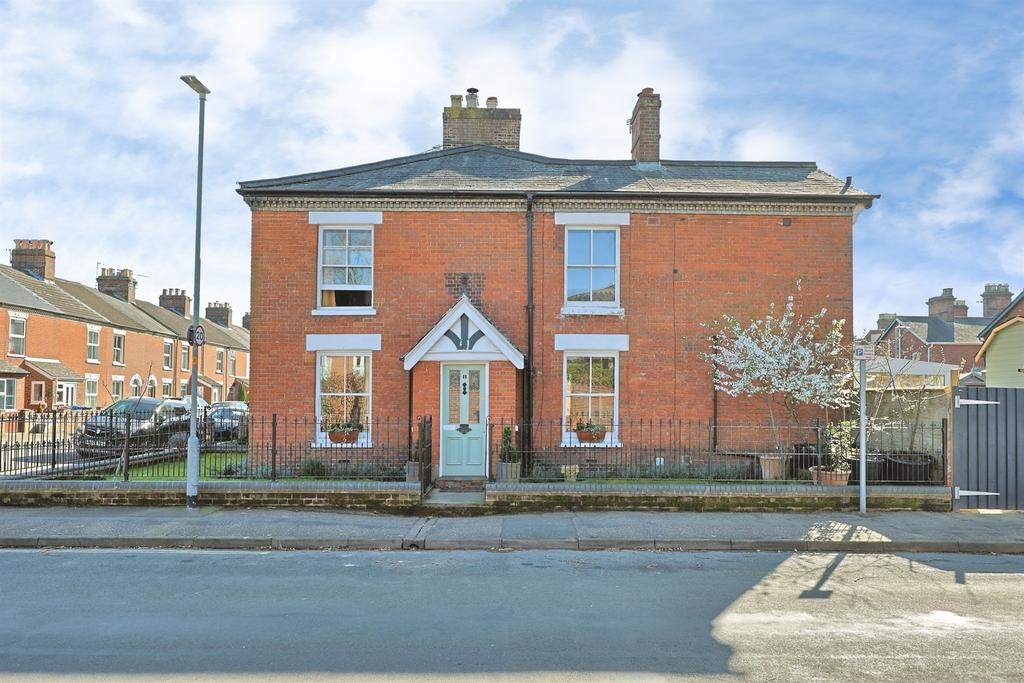 3 bedroom end of terrace house for sale