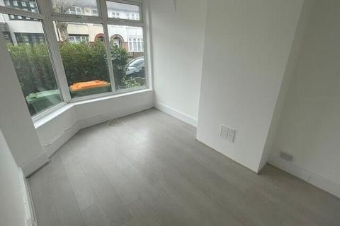2 bedroom terraced house to rent, Landseer Avenue, London E12