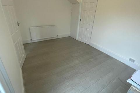 2 bedroom terraced house to rent, Landseer Avenue, London E12