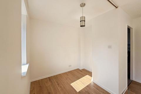 Studio to rent, Broadfield