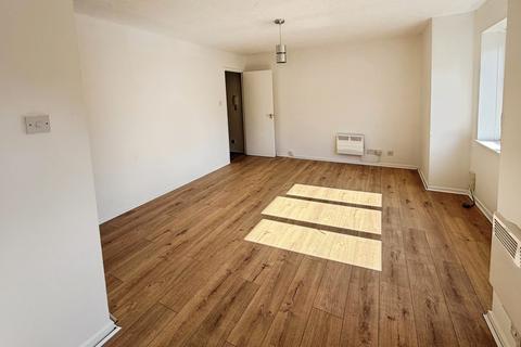 Studio to rent, Broadfield