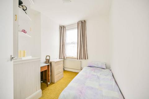 2 bedroom flat for sale, Hove Avenue,, Walthamstow, London, E17