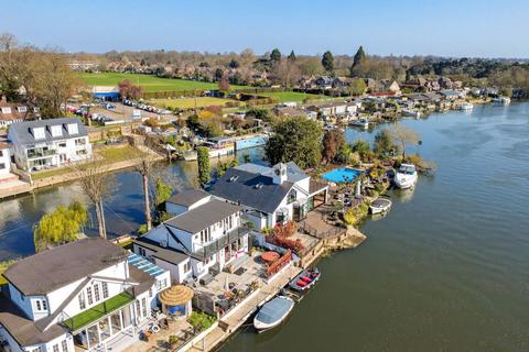 Sunbury Court Island, Sunbury-On-Thames