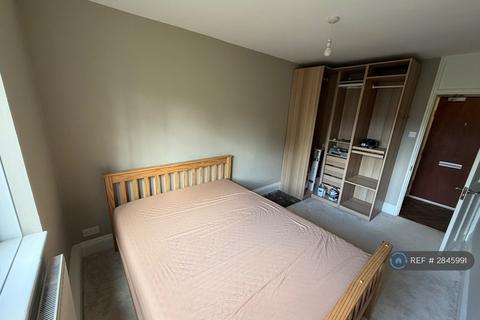 1 bedroom in a flat share to rent, Strathdon Drive, London, SW17