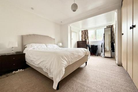 4 bedroom detached house for sale, Fairford Avenue, Old Bedford Road Area, Luton, Bedfordshire, LU2 7ER