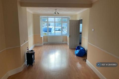 4 bedroom terraced house to rent, West Road, Romford, RM7