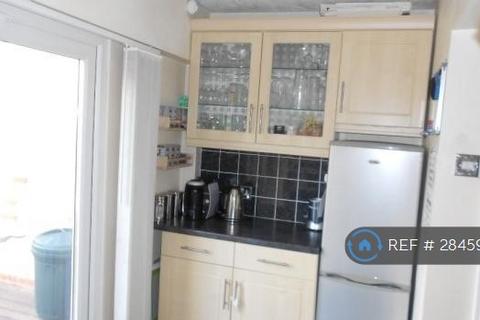 4 bedroom terraced house to rent, West Road, Romford, RM7