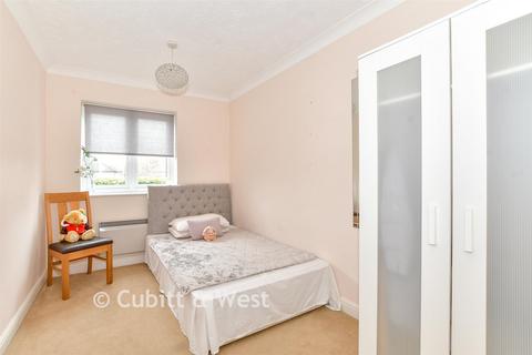 2 bedroom ground floor flat for sale, Havant Road, Horndean, Waterlooville, Hampshire
