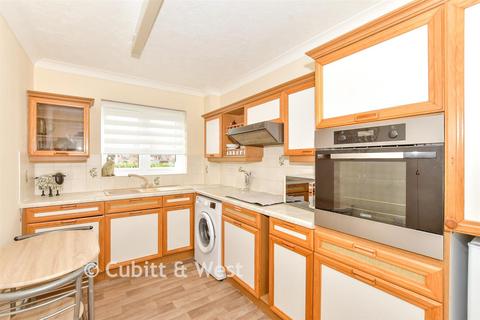 2 bedroom ground floor flat for sale, Havant Road, Horndean, Waterlooville, Hampshire