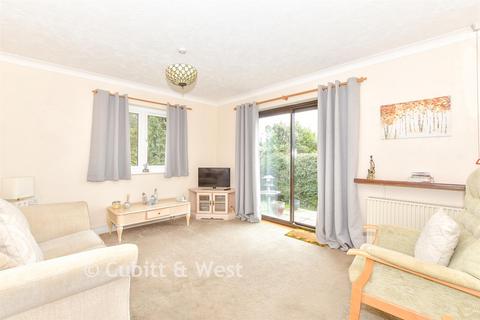 2 bedroom ground floor flat for sale, Havant Road, Horndean, Waterlooville, Hampshire