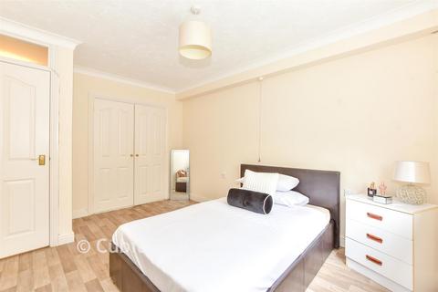2 bedroom ground floor flat for sale, Havant Road, Horndean, Waterlooville, Hampshire