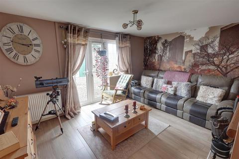 4 bedroom end of terrace house for sale, Glebe Road, Newent