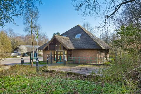 Mixed use to rent, Nursery Rd Loughton IG10 4AF