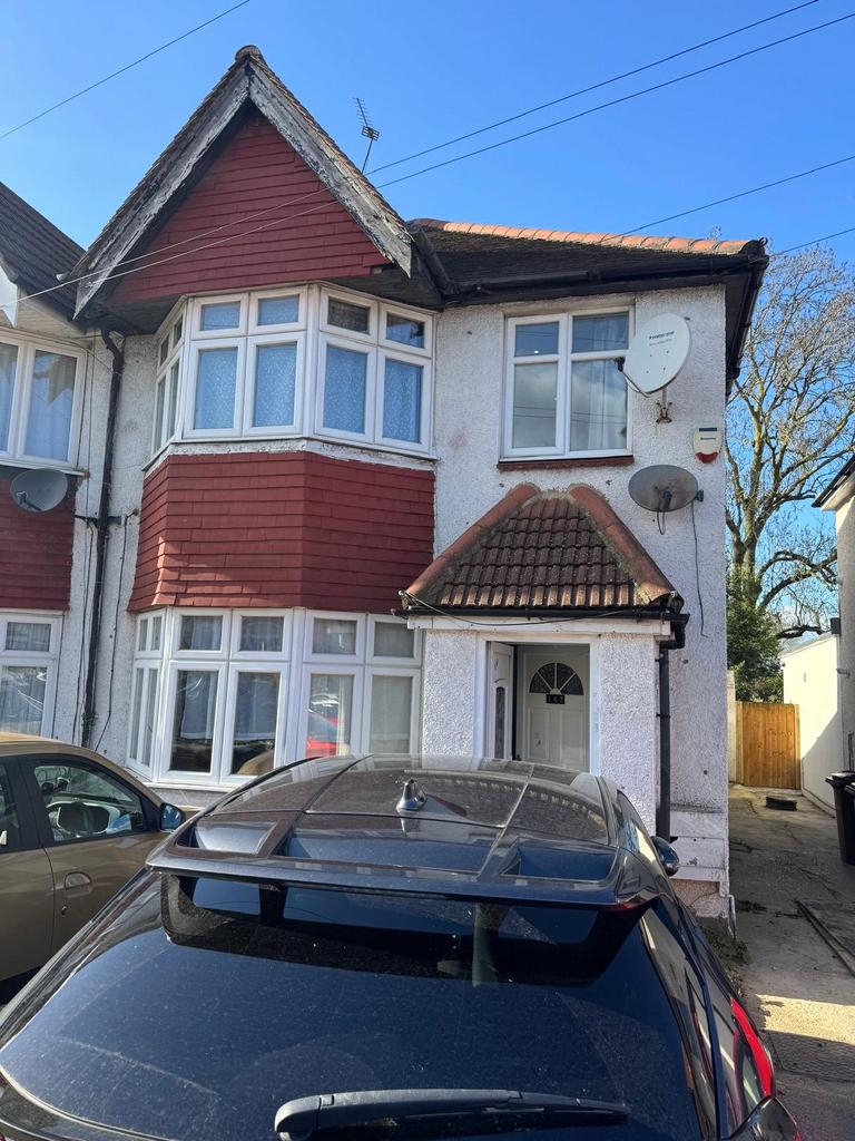 Ha8 Postcode Edgware, London HA8 4 bed semi-detached house - £2,450 pcm (£565 pw)