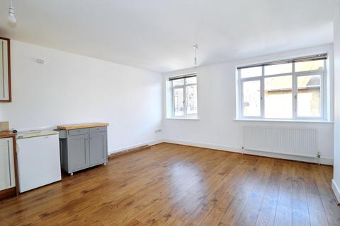 1 bedroom flat to rent, Molesey Road, Hersham KT12