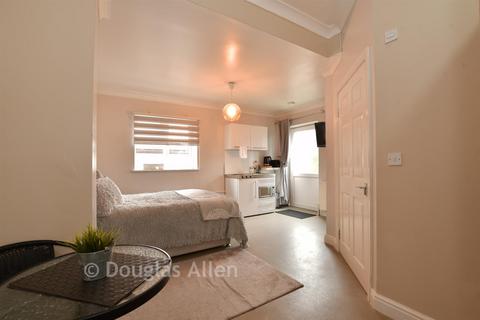 5 bedroom semi-detached house for sale, Hillington Gardens, Woodford Green, Essex