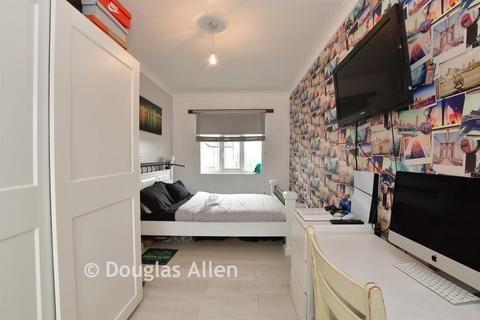 5 bedroom semi-detached house for sale, Hillington Gardens, Woodford Green IG8