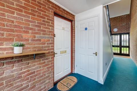 2 bedroom flat for sale, Field Gardens, Abingdon OX13