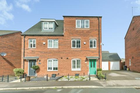 4 bedroom townhouse for sale, Mayfly Road, Northampton