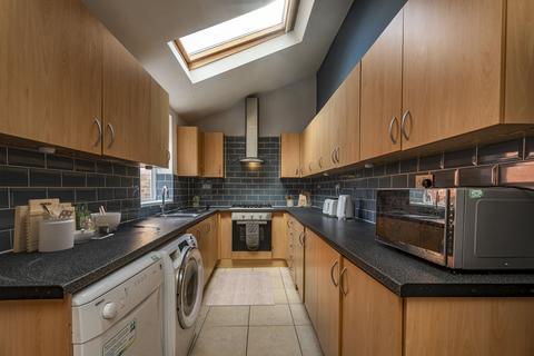 5 bedroom terraced house to rent, Teversal Avenue, Nottingham, NG7