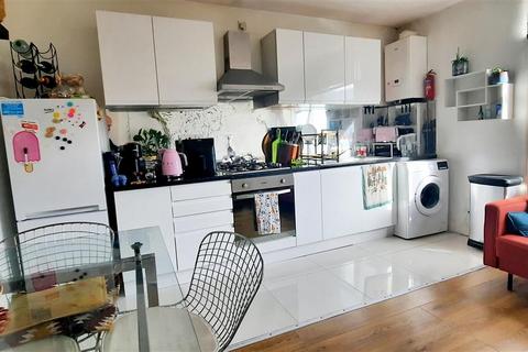 3 bedroom flat to rent, Cambridge Road, LONDON