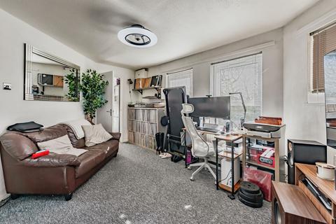 Studio for sale, Dalewood Gardens, Crawley