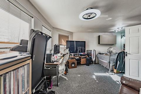 Studio for sale, Dalewood Gardens, Crawley
