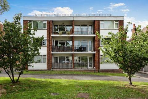 2 bedroom flat to rent, Castle Avenue, London